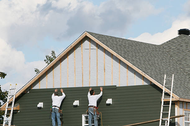 Professional Siding technician working in Victoria, VA
